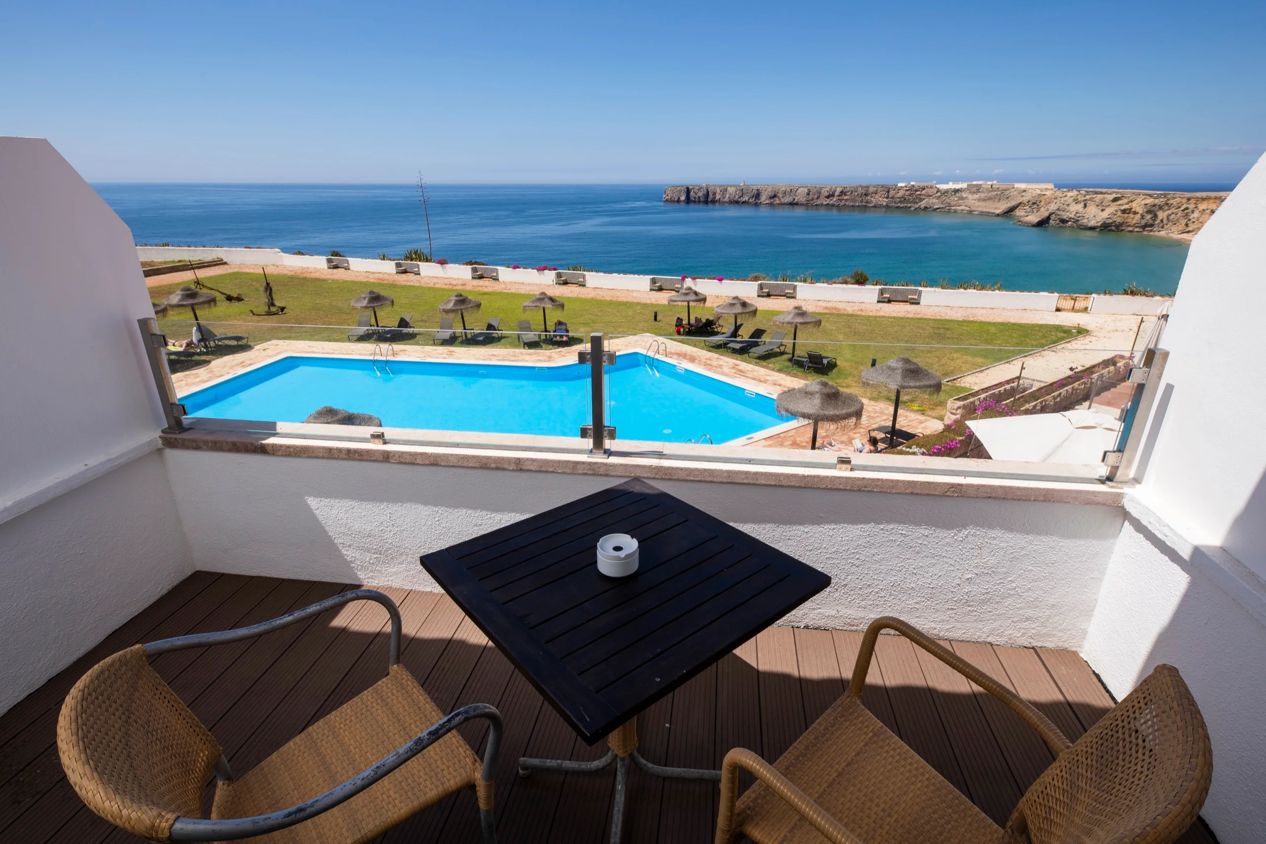 A balcony over the pool, the bay and the Sagres headland